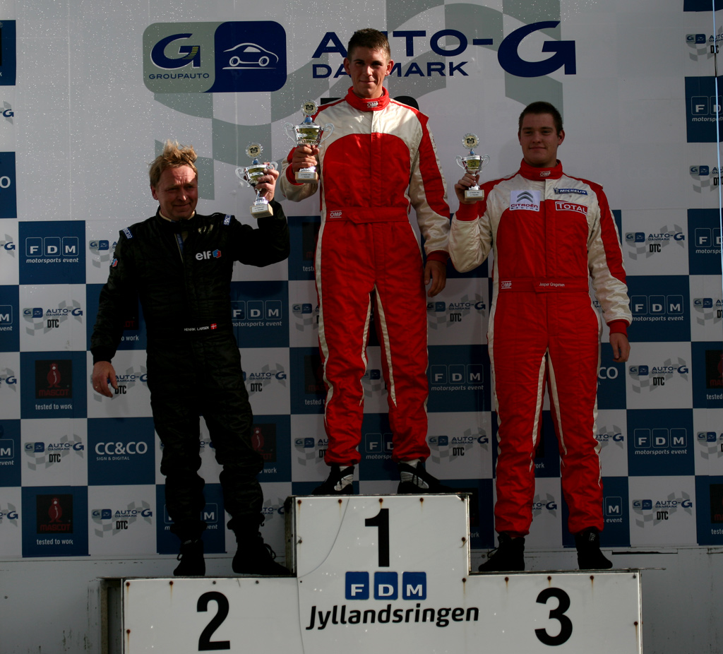 Rasmus Klarskov på førstepladsen, Henrik Larsen på andenpladsen og Jesper Gregersen på tredjepladsen.
(Foto: Motorsporten.dk)